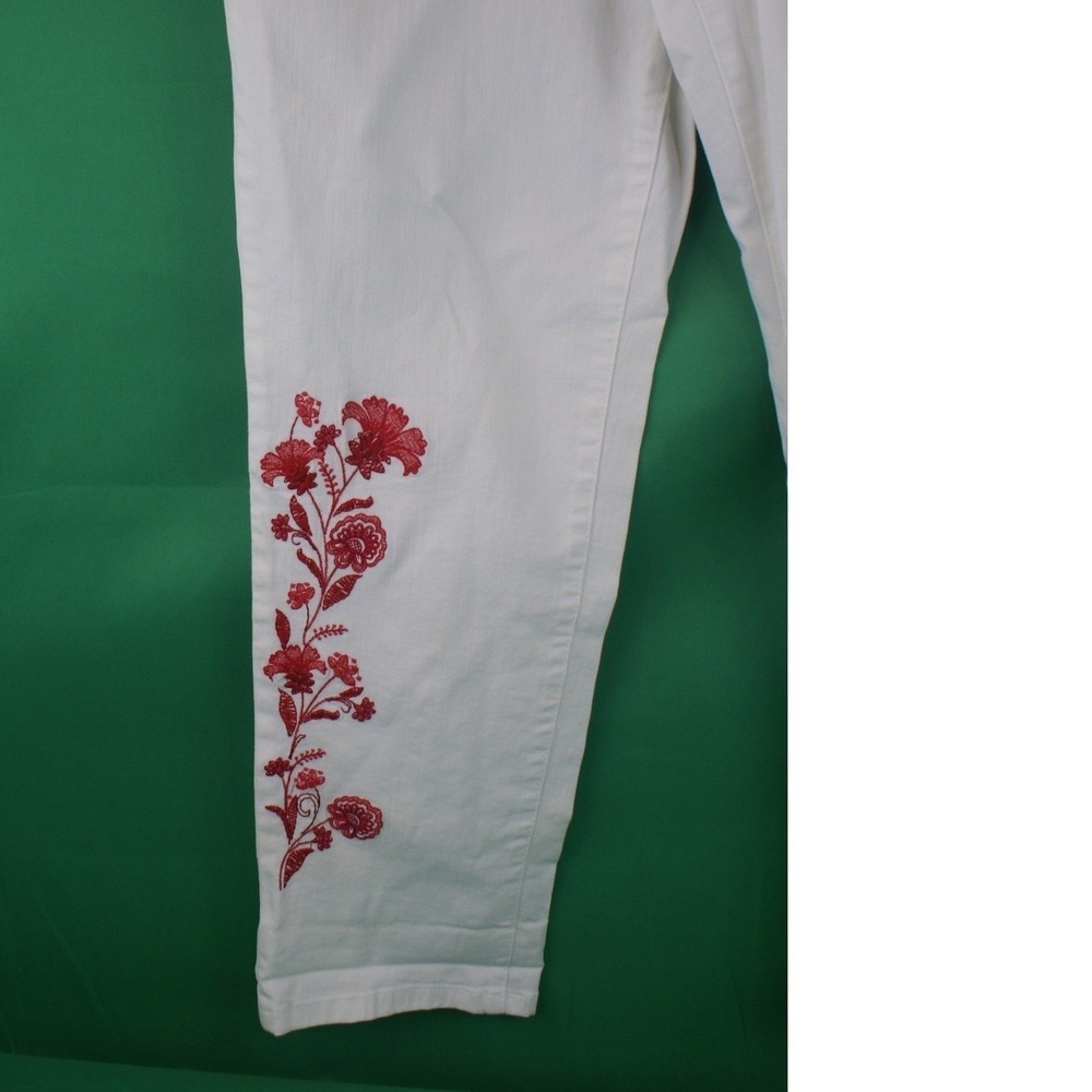 Style & Co Curvy Boyfriend Jeans White Red Floral Embroidery Mid Rise Size 8 NEW - Picture 16 of 16